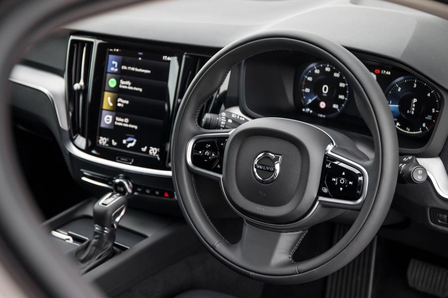 Панель приборов Volvo V60 D4 Momemtum 2018 года  (UK) (фото 17 из 40)
